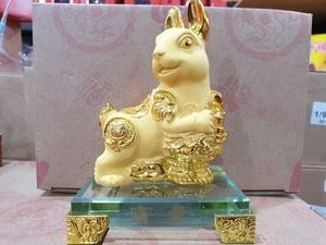 Patung Emas Gold Shio Kelinci 12 Cm Doff Imlek Kaca Resin Rejeki Hoki
