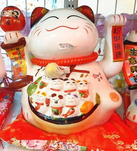 Kucing Keramik 25 Cm Putih Maneki Neko Duduk Merah Tangan Gerak Anak