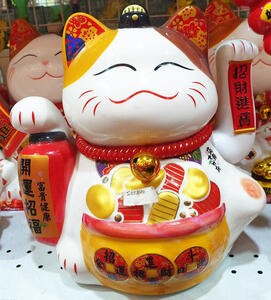 Kucing Keramik 25 Cm Putih Maneki Neko Duduk Bantal Merah Tangan Gerak
