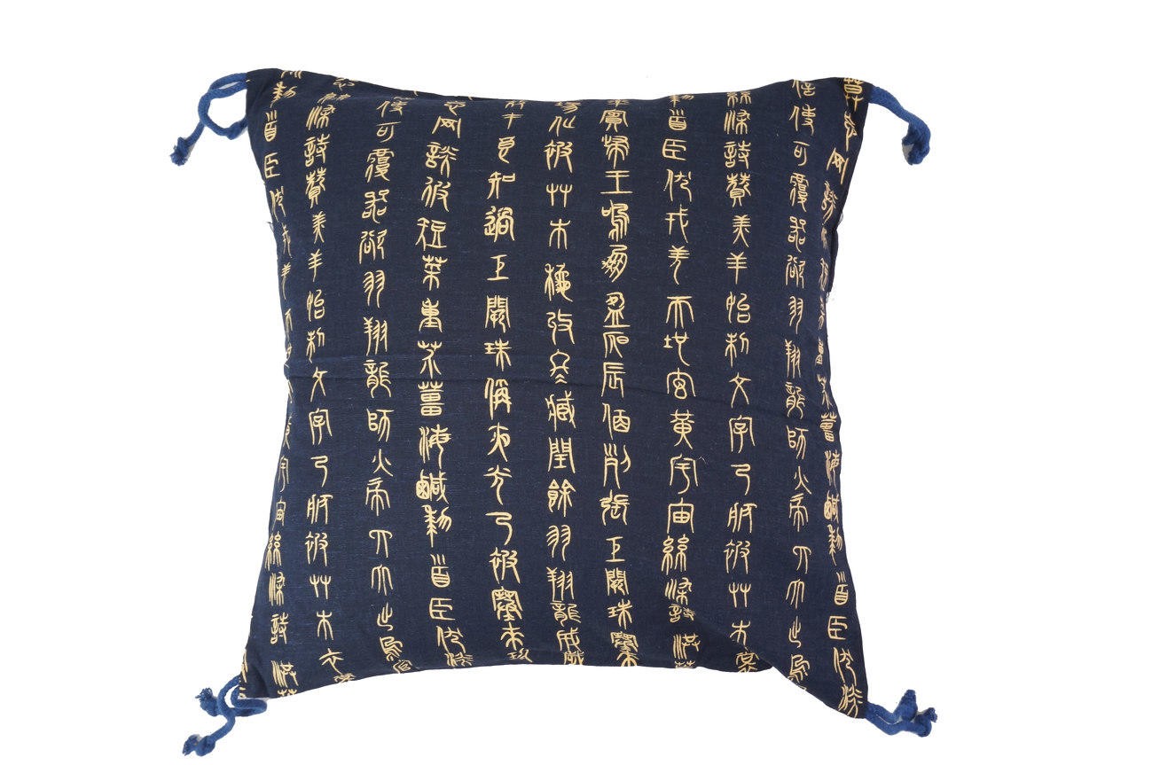 Sarung Bantal Katun Motif Huruf Kuno Kanji Jepang 40 X 40 Cm Hitam - Main view