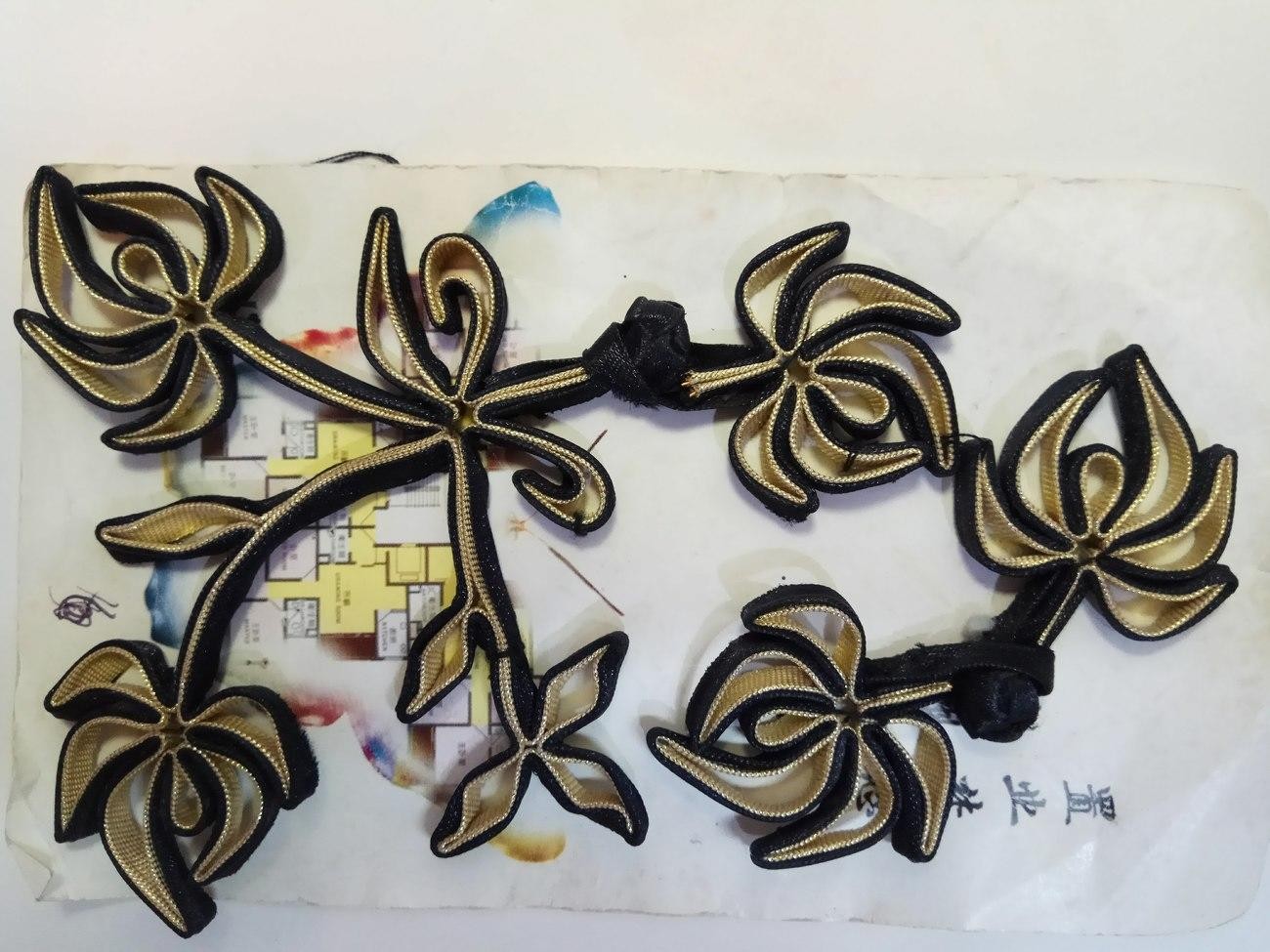 Kancing Cheongsam Imlek Hitam Emas Gold Perempuan Keras Daun Bunga 2 Pasang - Main view