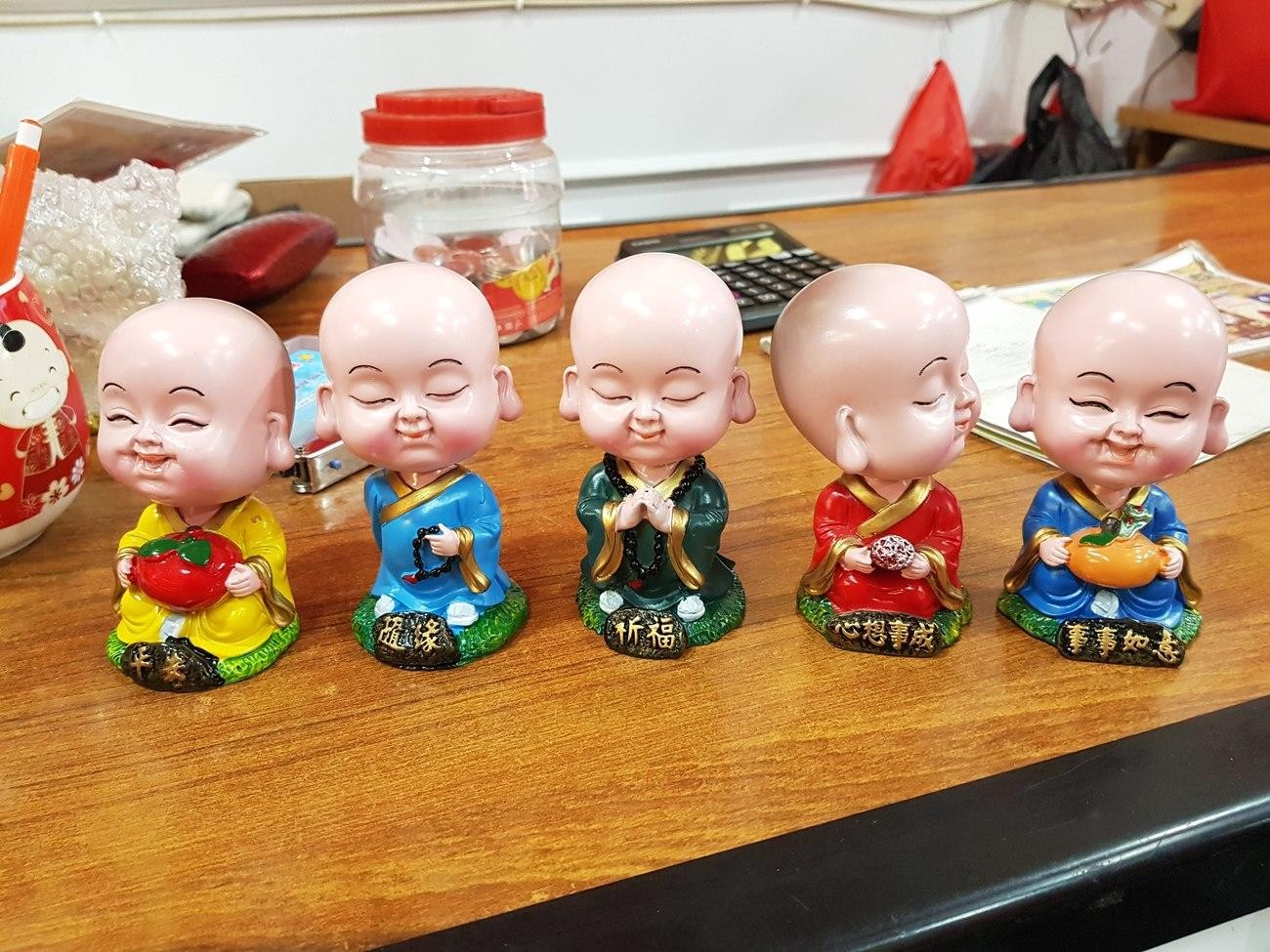 Patung Keramik Budha 10 Cm Kepala Goyang Merah Hijau Kuning Biru Bertapa Botak - Main view