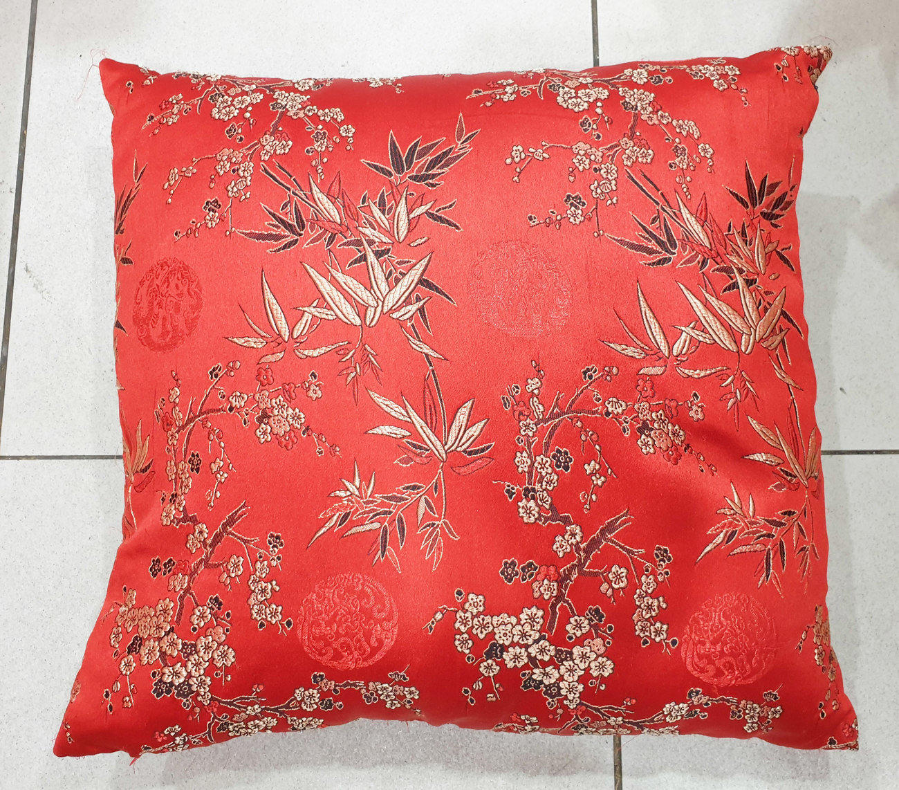 Sarung Bantal Satin Silk Bambu Bunga Imlek Merah 45 X 45 Cm - Main view