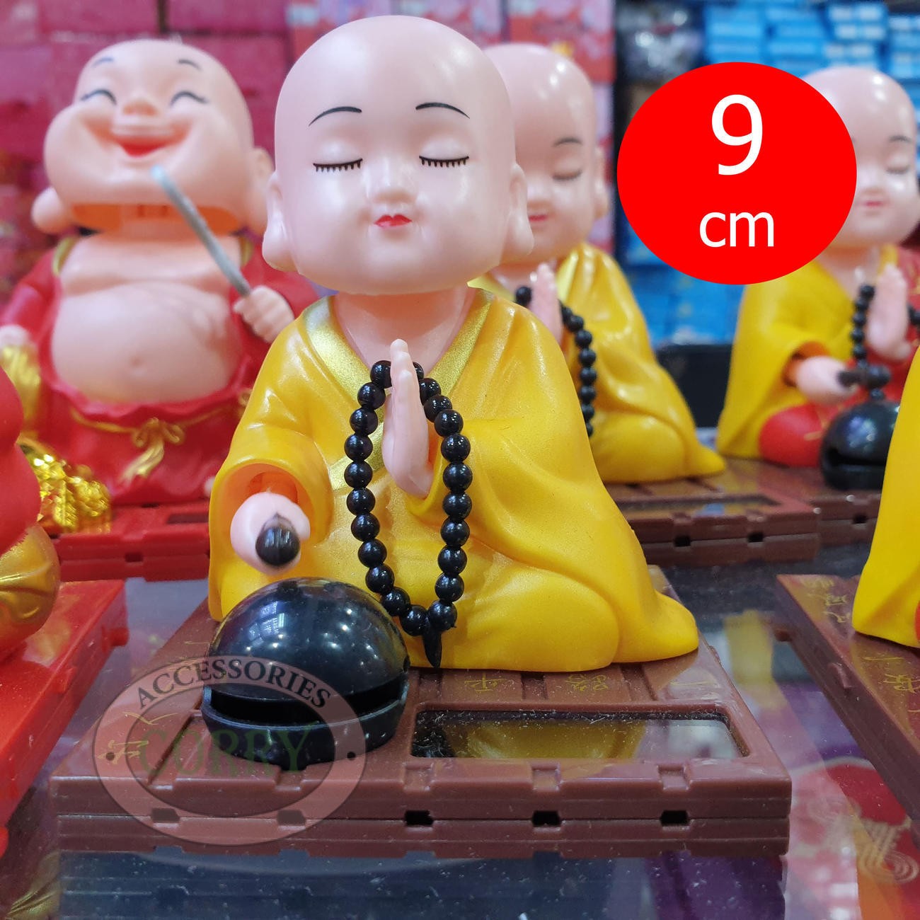 Patung Budha Biksu Doa Sembahyang Gerak Kuning Plastik 9 Cm Tenaga Cahaya Buddha - Main view