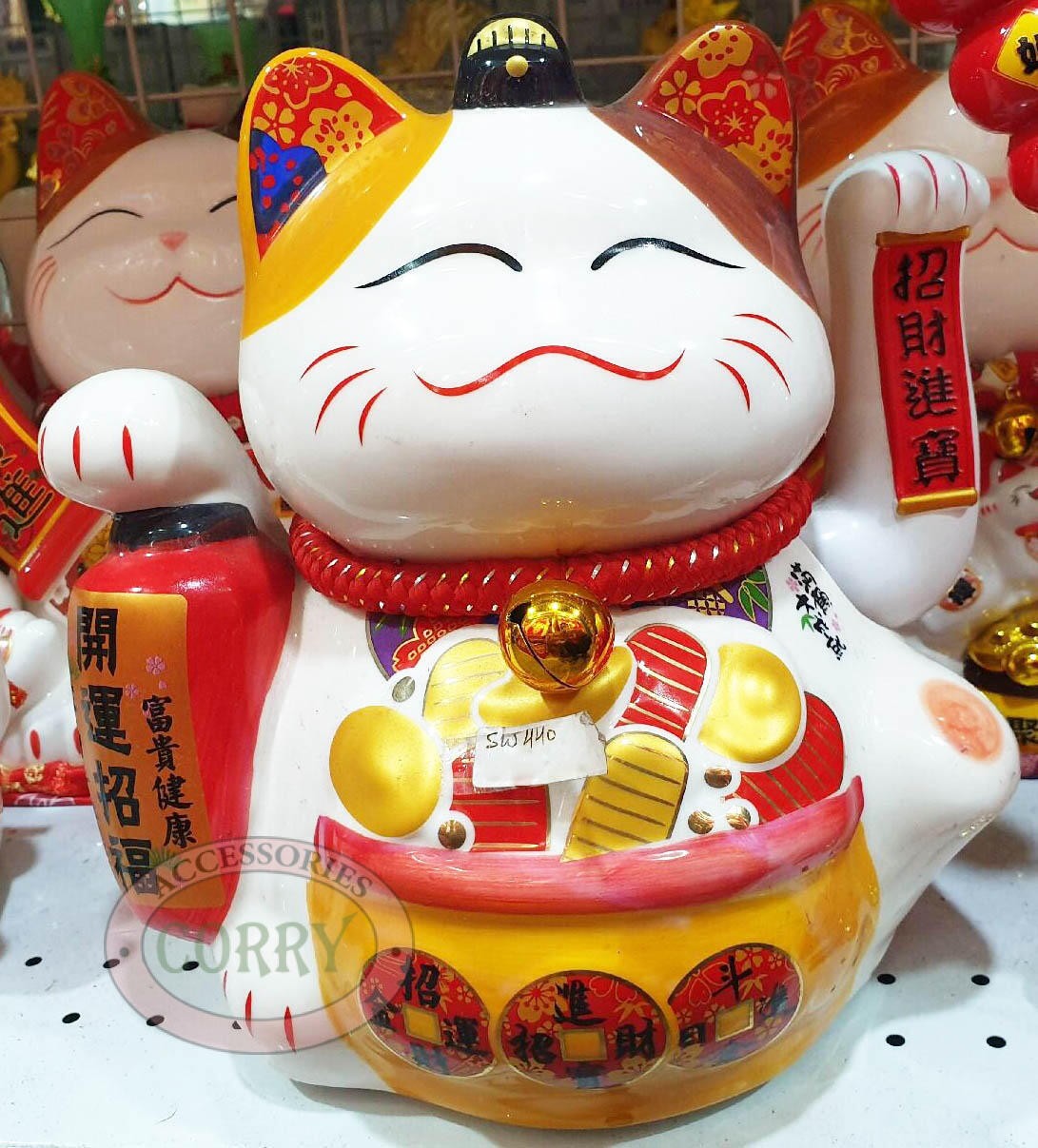 Kucing Keramik 25 Cm Putih Maneki Neko Duduk Bantal Merah Tangan Gerak - Main view