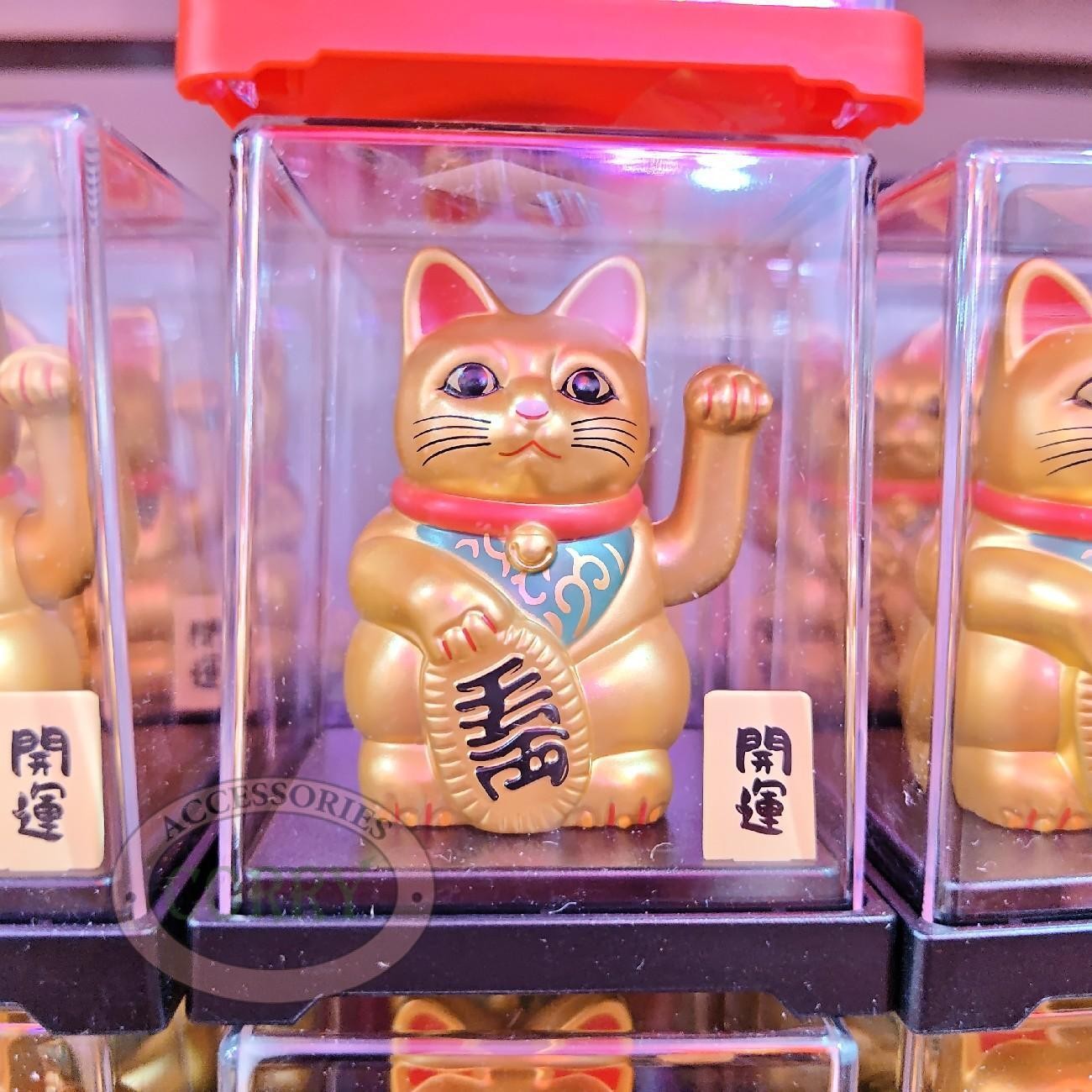 Patung Kucing Emas doff Lucky Cat Maneki Neko 7 Cm Kotak Mika Cahaya Solar Emas Merah - Main view